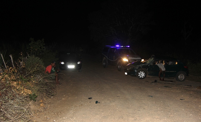 A esquerda o barranco onde subiu e a posição que o carro ficou | Foto: Raimundo Mascarenhas
