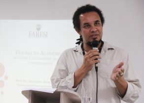 Professor doutor Josivaldo pediu que cada aluno seja a"águia" da metáfora | foto: Raimundo Mascarenhas