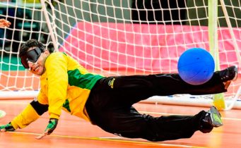 Atleta paralímpico treina para disputar o goalball