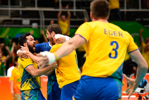 Mesmo machucado, Lucarelli voltou à quadra no quarto e decisivo set para ajudar o Brasil