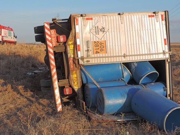 Caminhão saiu da rodovia após capotamento