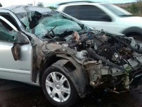 Capô do carro foi arrancado após batida com caminhão