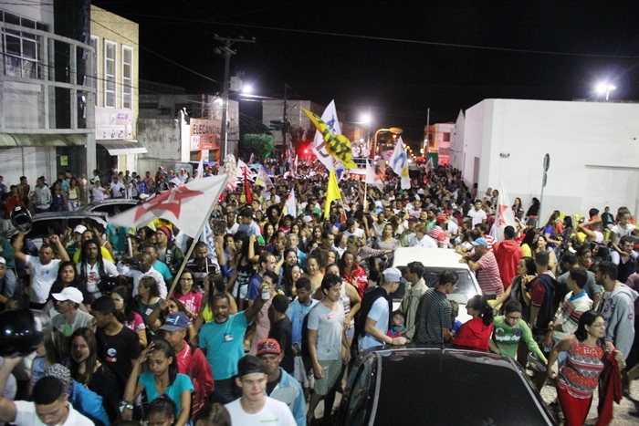 Passeata da Coligação Avante Coité chegando a Praça da Matriz | foto: Raimundo Mascarenhas