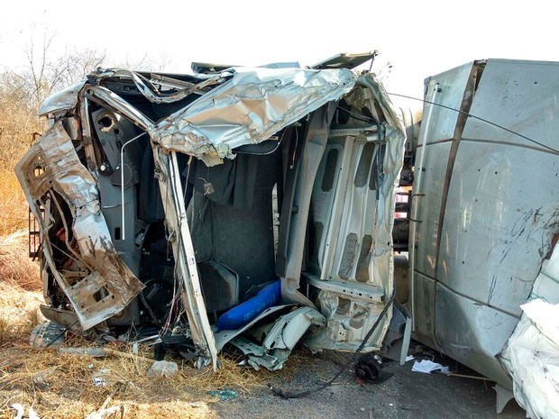 Cabine de carreta ficou destruída após acidente na BR-242, na Bahia