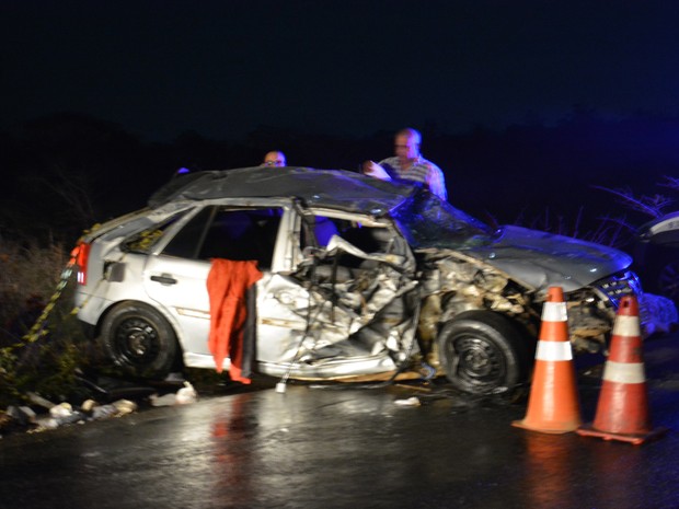 Carro capotou após bater em trator na BR-415