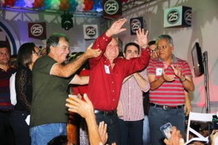 Hamilton Rios recebeu homenagens do palanque e do público | Foto: Raimundo Mascarenhas