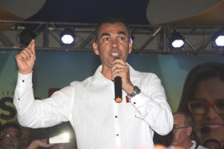 Assis rebateu as criticas dos adversários e mostrou ao público o que "eles não falaram de bom" do seu governo