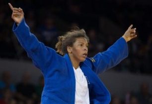 Rafaela Silva vence luta e conquista primeiro ouro do Brasil no Rio-2016