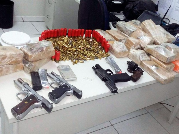 Drogas, armas e munições foram apreendidas dentro de casa em Bom Jesus da Lapa