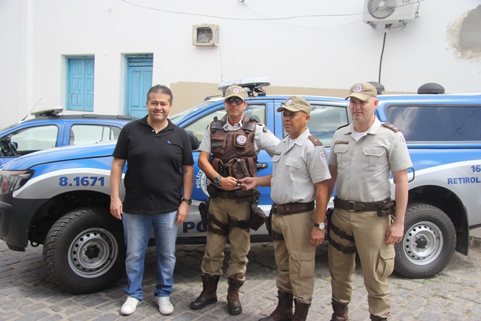 Capitão Diz Pazos entrega a chave da viatura a subtenente Gilson na presença do deputado Alex da Piatã e tenente Laert Lopes | Foto: Raimundo Mascarenhas