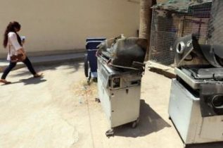 Incubadoras carbonizadas foram deixadas em uma das entradas do hospital Yarmouk