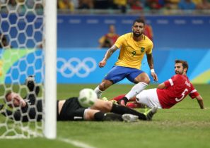 Gabigol marcou o primeiro e o último na goleada sobre a Dinamarca