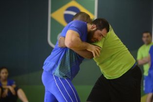 O atleta de luta olímpica Eduard Soghomonyan (de azul) treina para as Olimpíadas Rio 2016 na casa do Time Brasil e diz que veio atrás de medalha