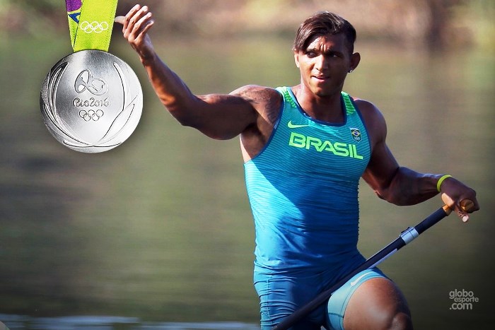 Izaquias comemorou a primeira medalha olímpica brasileira na canoagem | Foto: Globo Esporte