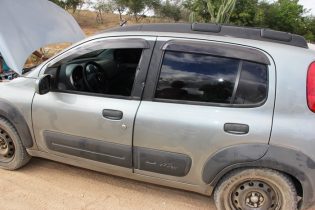Na porta do motorista dos locais ficaram as marcas da violência | Foto: Raimundo Mascarenhas