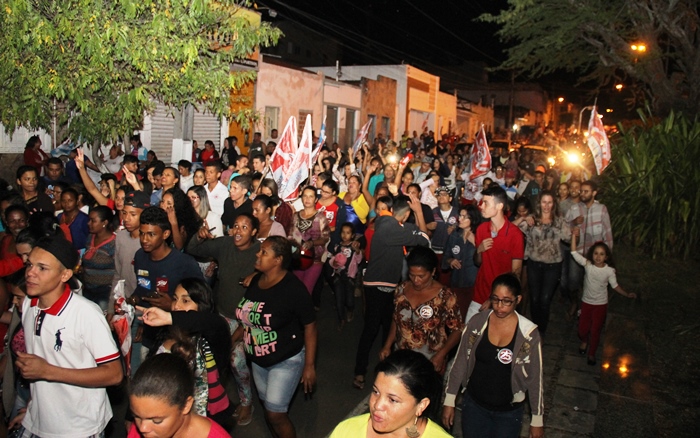 Ao som de "o campeão voltou", eleitores desceram a Padre Madureira | Foto: Raimundo Mascarenhas
