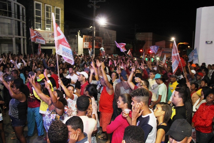 Concentração foi em frente a Coité Rural onde será instalado o comitê de campanha | Foto: Raimundo Mascarenhas