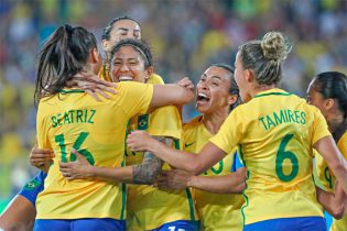 Cristiane (centro) comemora gol, mas hoje está fora da partida contra a África do Sul