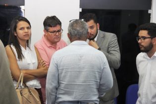 Durante a reunião, os representantes de coligações se reuniram entre si. Este grupo defende a candidatura de Assis e Val | Foto: Raimundo Mascarenhas