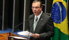 Voto do senador pode ser um a menos contra Dilma