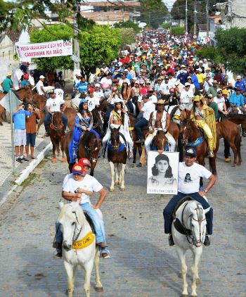 Vardinho Serra mantém a tradição de puxar a cavalgada com a foto de sua mãe Maria do Carmo. Ao seu lado o irmão Carlinhos Serra | Foto Eduardo Freire