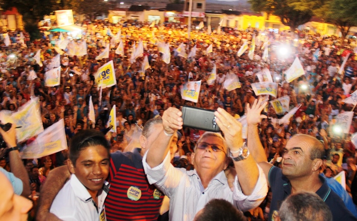 Jorge Andrade empolgado com o público presente resolveu registar numa selfie | Foto: Raimundo Mascarenhas