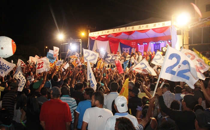 Multidão se concentrou em frente ao palco para apoiar os candidatos | foto: Raimundo Mascarenhas