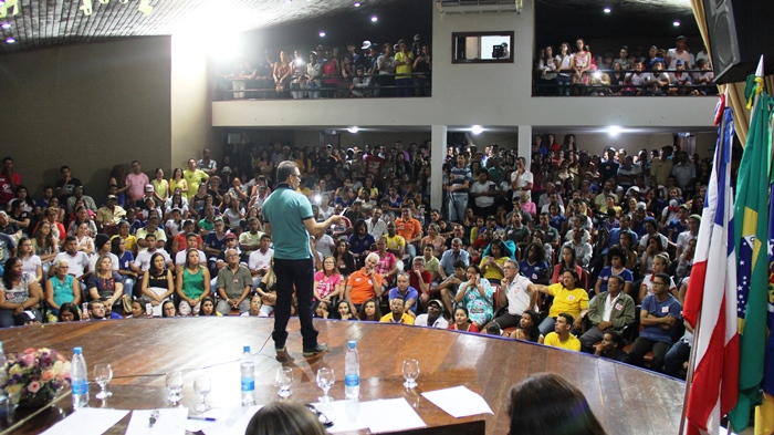 Assis disse que candidato que está melhor nas pesquisas não vai a debate, mas isso não acontece com ele que não perde nenhum