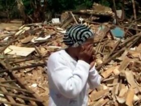 Idosa lamenta demolição misteriosa de casa da família