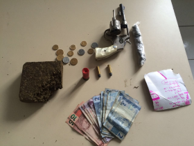 Arma, droga e dinheiro que estava em poder do suspeito | Foto: Divulgação