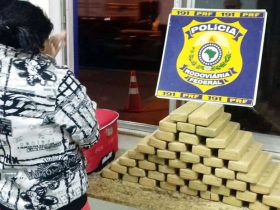 Mulher foi presa ao transportar 42 kg de drogas dentro de mala em ônibus