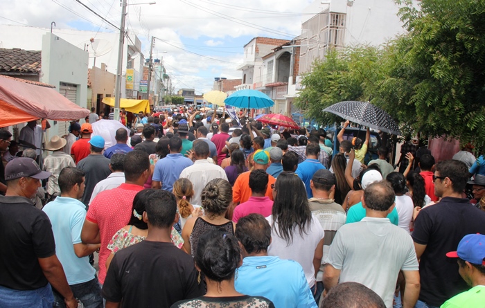 A comitiva aproveitou o movimento da feira livre da cidade para mostrar força política | Foto: Raimundo Mascarenhas