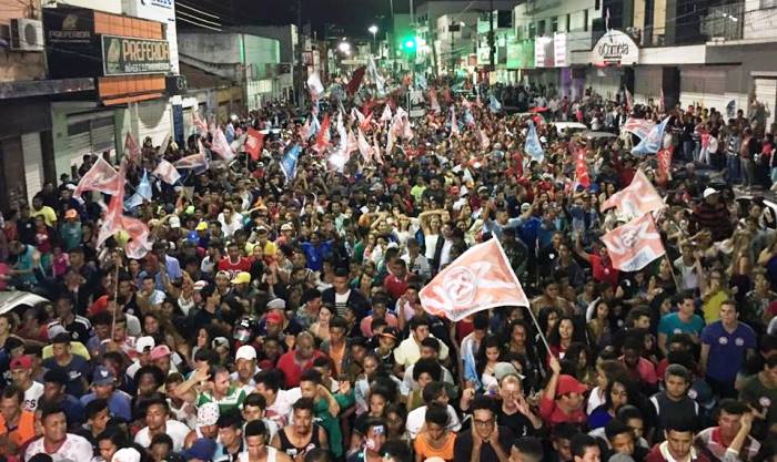 Grande manifestação no Centro da cidade depois de sair do Bairro dos Barreiros