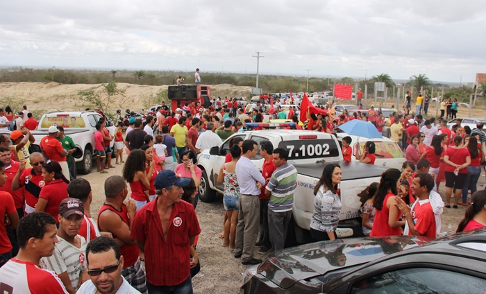 Militância no campo de pouso aguardando o governador
