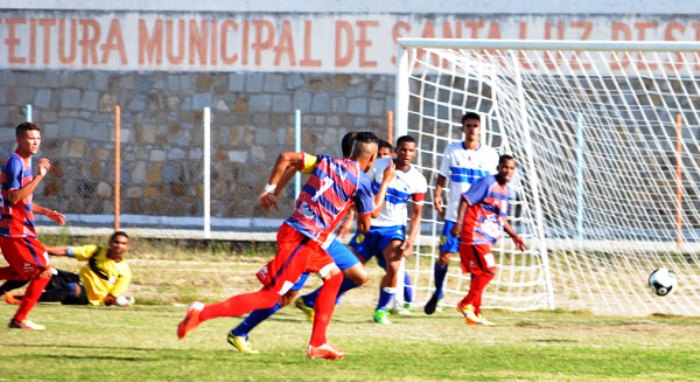 Seleção luzense jogou de azul e vermelho | Foto: Noticias de Santaluz
