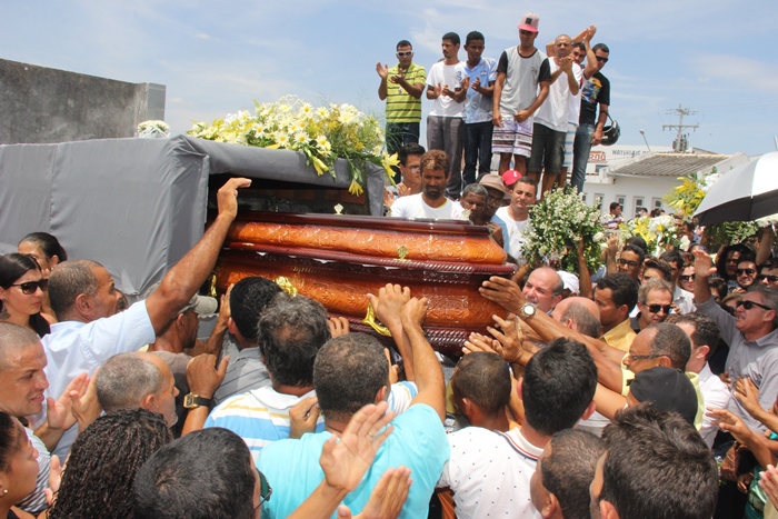 Caixão foi colocado no jazigo exatamente ao meio dia | Foto: Raimundo Mascarenhas