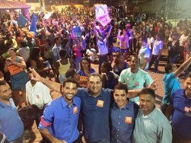 Presidente Luciano ao lado dos candidatos em Miguel Calmon