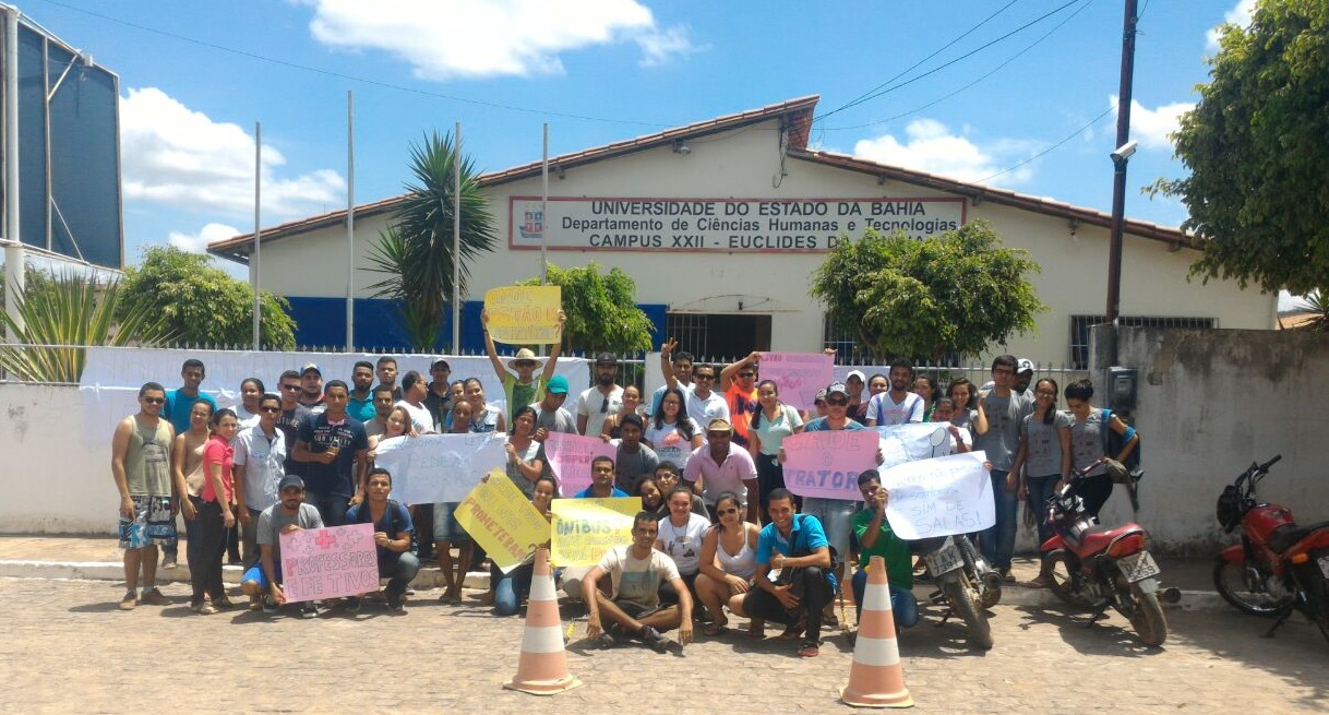 Alunos ocupam a instituição de ensino desde segunda-feira