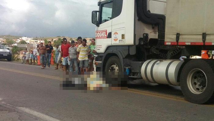 Vítima ficou caída sobre a moto ao lado do pneu dianteiro da carreta