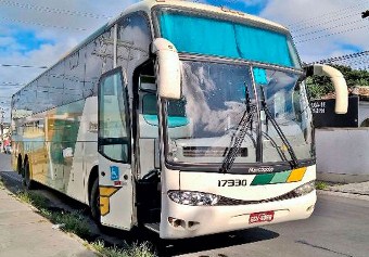 Passageiros de ônibus foram saqueados na madrugada desta terça-feira | Foto: Ed Santos/Acorda Cidade