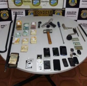 Com eles foram apreendidos dois veículos, o Fiesta e um Peugeot, vários celulares com mensagens trocadas entre eles se articulando para o crime