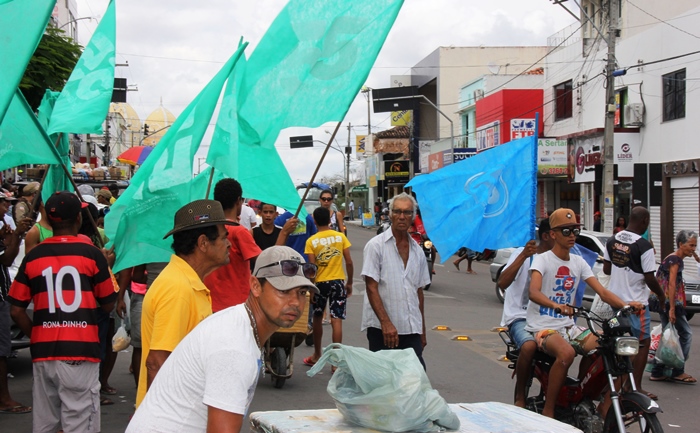 Em Riachão a cor verde representa a candidatura de Zé Filho, a cor azul é de Laurinho e também de Carlinhos