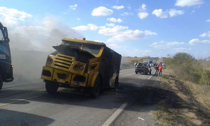 carro-forte-explodido-em-tucano