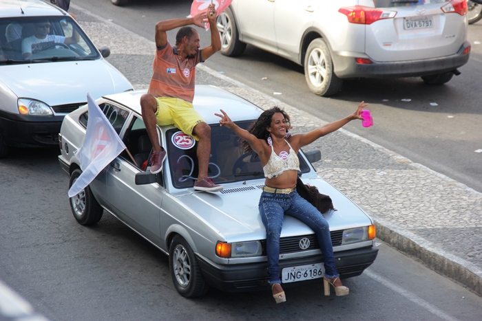 Candidata a vereadora "Dara" da coligação "A Voz do Povo" fazendo sua festa