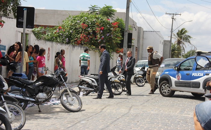 Juiz, major e promotor visitaram o Polivalente, maior seção eleitoral de Coité | Foto: Raimundo Mascarenhas