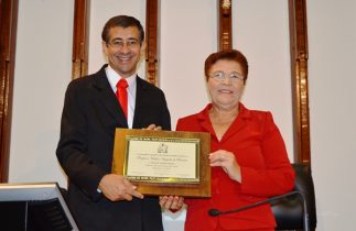 Fátima entrega o titulo de cidadão a professor Valdeci