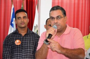 Luciano ao lado do presidente do SD municipal de Tancredo Neves