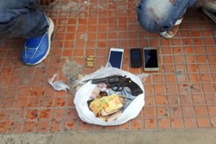Arma, celulares e dinheiro recuperados pela PM