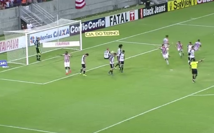Bahia deixou o G4 aos 48 do segundo tempo quando o Náutico marcou contra o Ceará