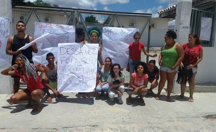 Manifestantes em frente ao portão do Campus XIV, em Coité